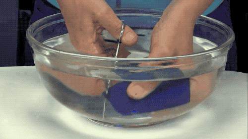 百万网友围观用剪刀剪玻璃，其实这是流传了数百年的化学技术