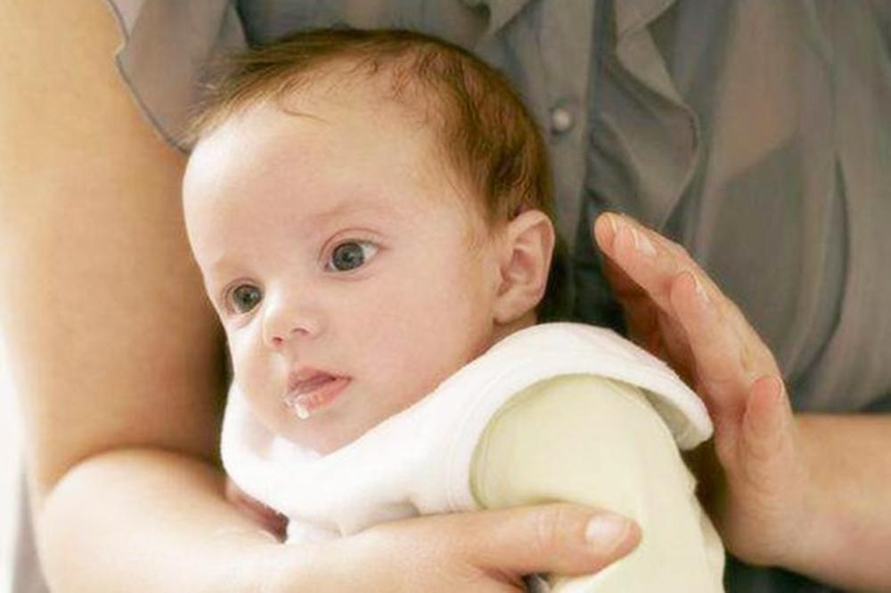 为什么拍嗝后宝宝还打嗝,为什么拍嗝宝宝反而吐了