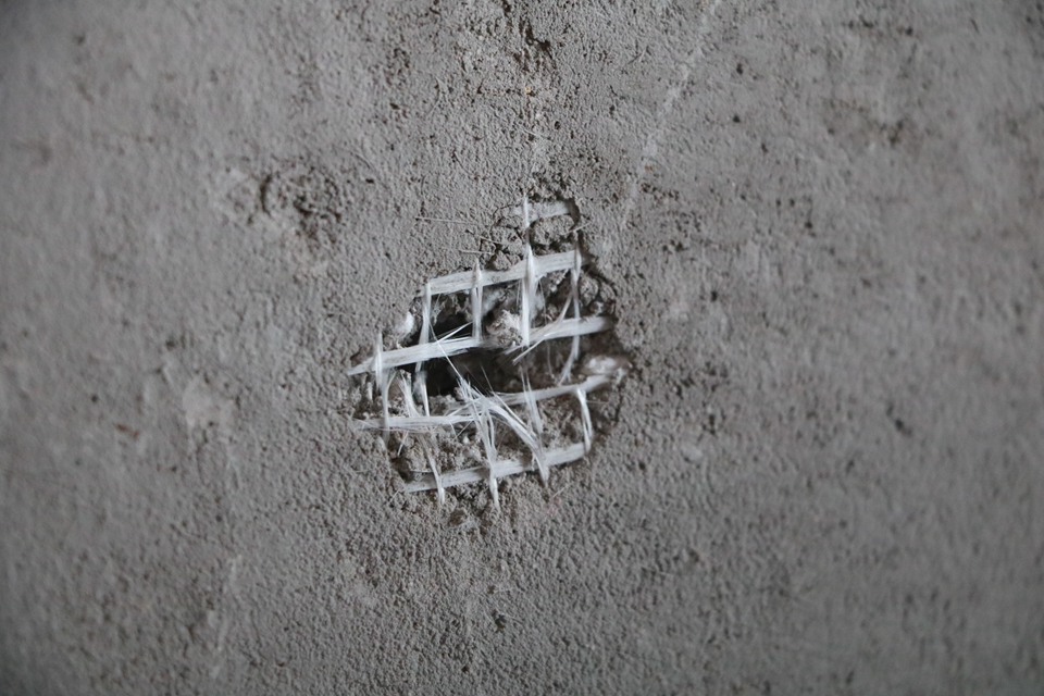 什么情况！青岛即墨正大·佳源都市“渣渣墙”用钥匙就能抠出洞