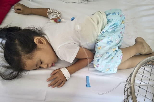 “妈妈，只要不疼，我这条腿就不要了”，女孩截肢后还想照顾妈妈