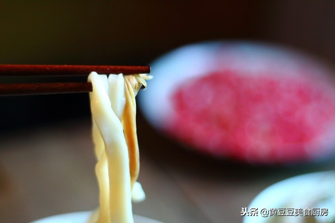 做手擀面用不用醒面,做手擀面里面需要加鸡蛋吗