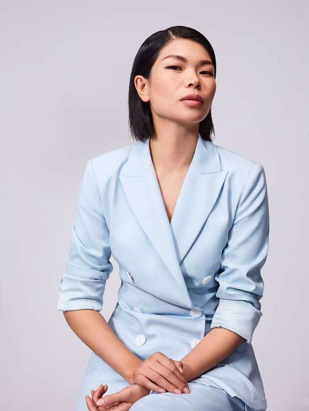 丑模吕燕近照曝光,“丑模”吕燕带娃现身