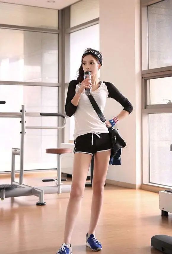 新手如何做瑜伽下犬体式,瑜伽下犬式有提臀的功效吗