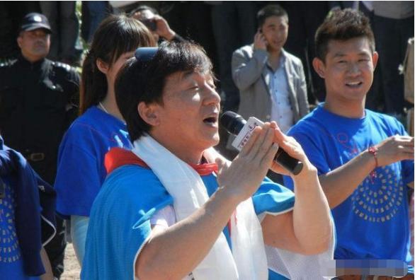 几十年来，成龙有过哪些“幼稚”的举动？