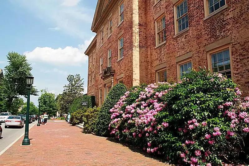 孩子去美国留学，排名前十的美国大学城你知道吗？