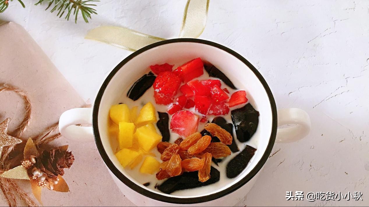 黑凉粉芋圆西米椰果甜品,黑凉粉怎么和旺仔牛奶做甜品视频