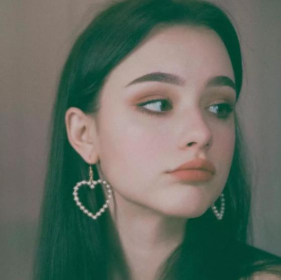 夏日如何把牛仔裤穿出时髦感,81套简约清爽的夏日穿搭时髦满分