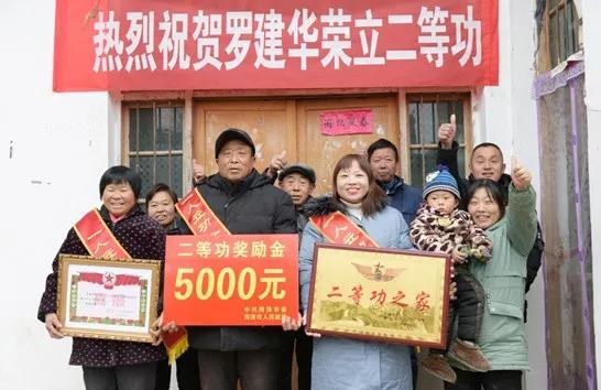 军人立功受奖地方补助,军人带着荣誉带着军功章回家