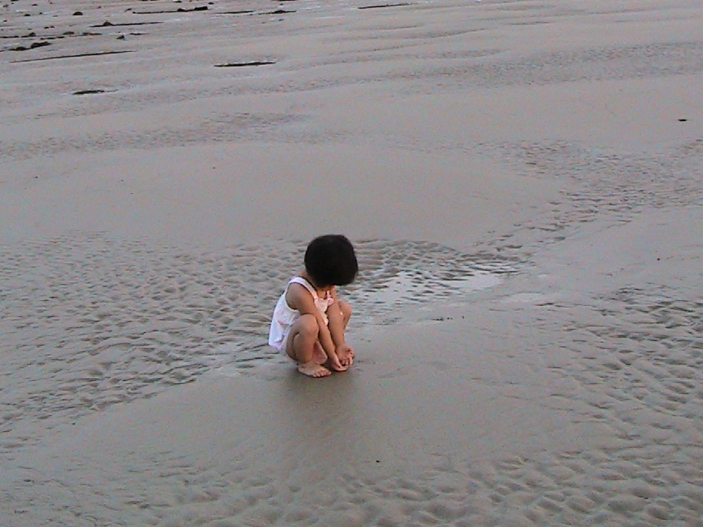 带着孙女去海边,奶奶带着小孙女在北海涠洲岛玩