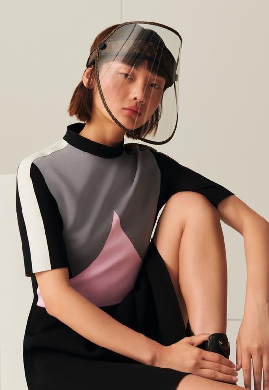 “中国大妈”引领世界潮流，LV再次模仿推出防晒面罩