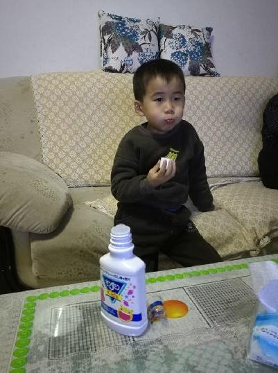 四岁孩子牙黑怎么回事,小孩满口黑牙不是吃糖是父母无知