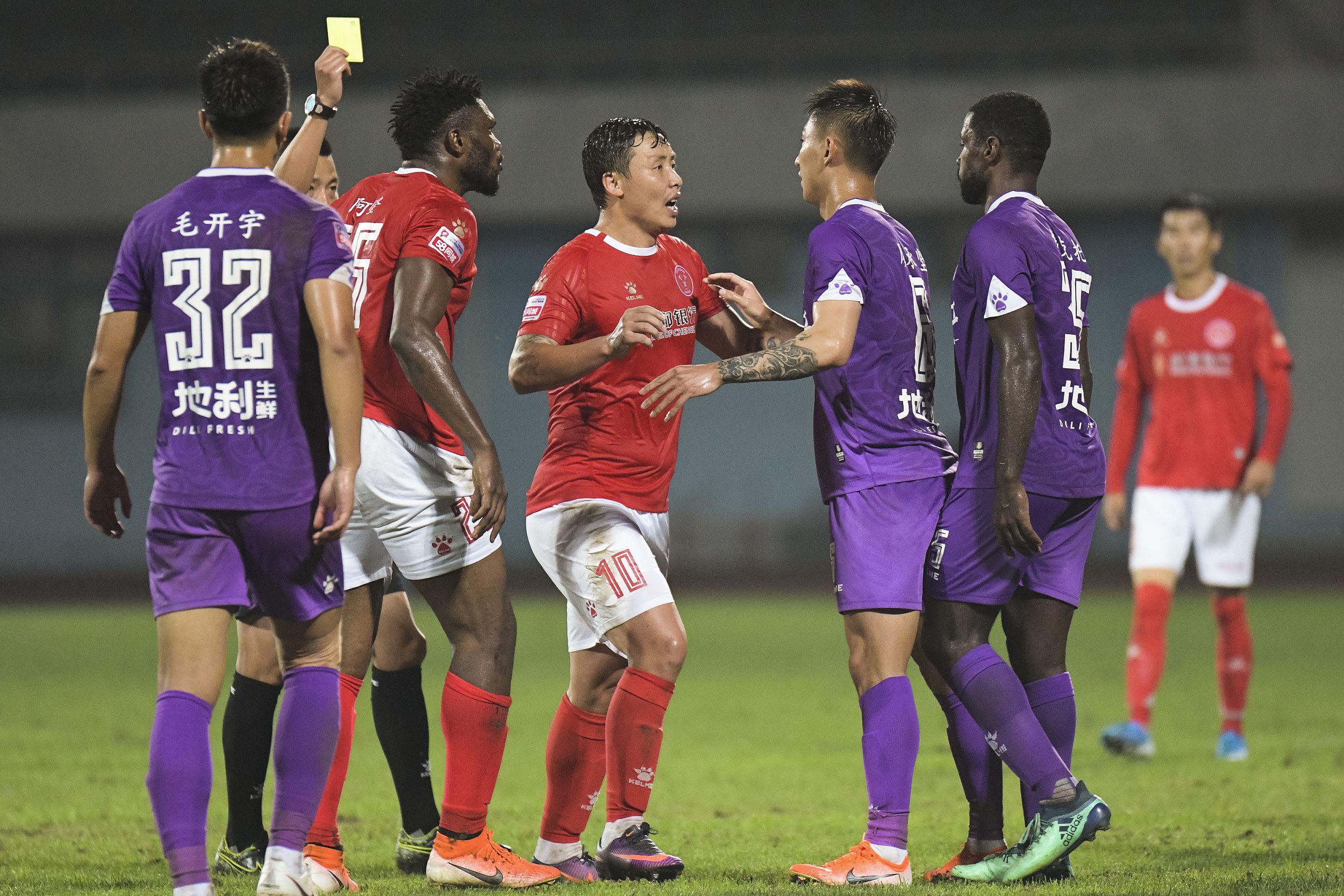 揭秘中国足坛疑似资本家族:两队互换13名球员,黑龙江女首富现身