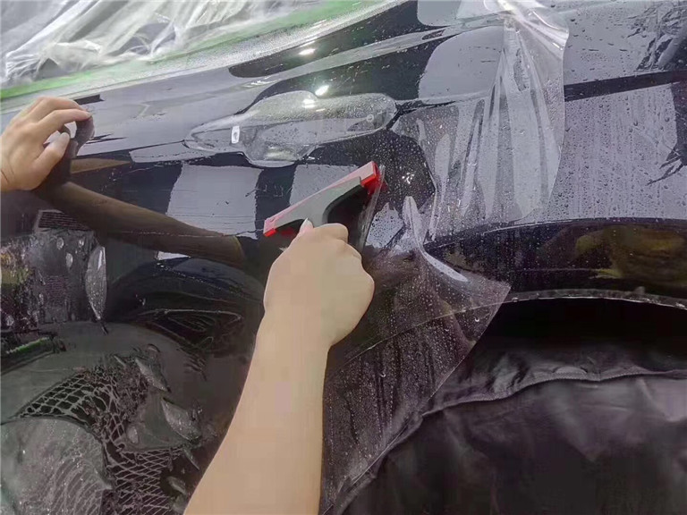 新车镀晶好还是贴膜好,镀晶膜和隐形车衣哪个好