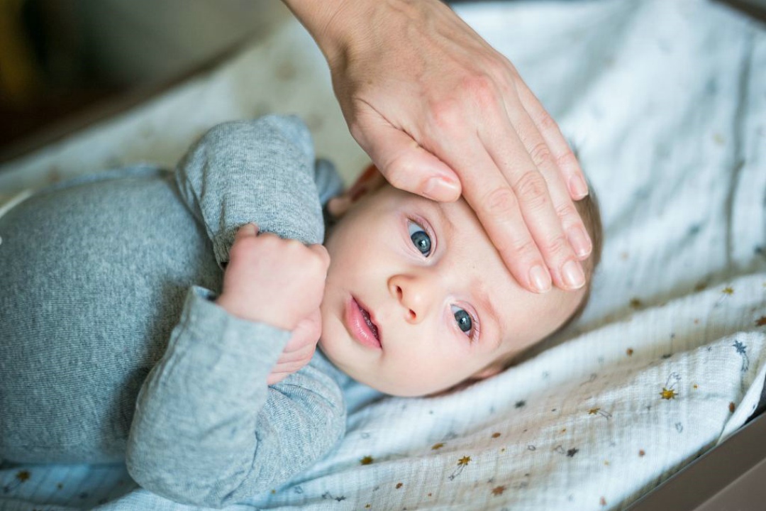 婴儿睡觉轻很容易醒,婴儿安心睡觉的方法