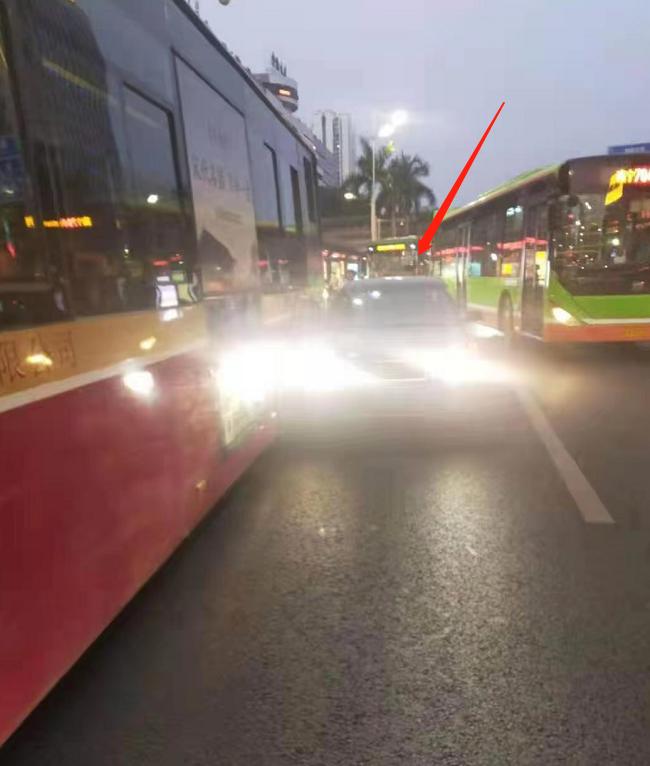 公交车超车道停车被撞,客车追尾公交车警方介入