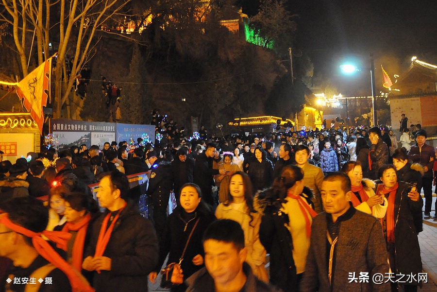 甘肃天水数万民众“上九朝观”祈福纳祥争烧头柱香！（组图）