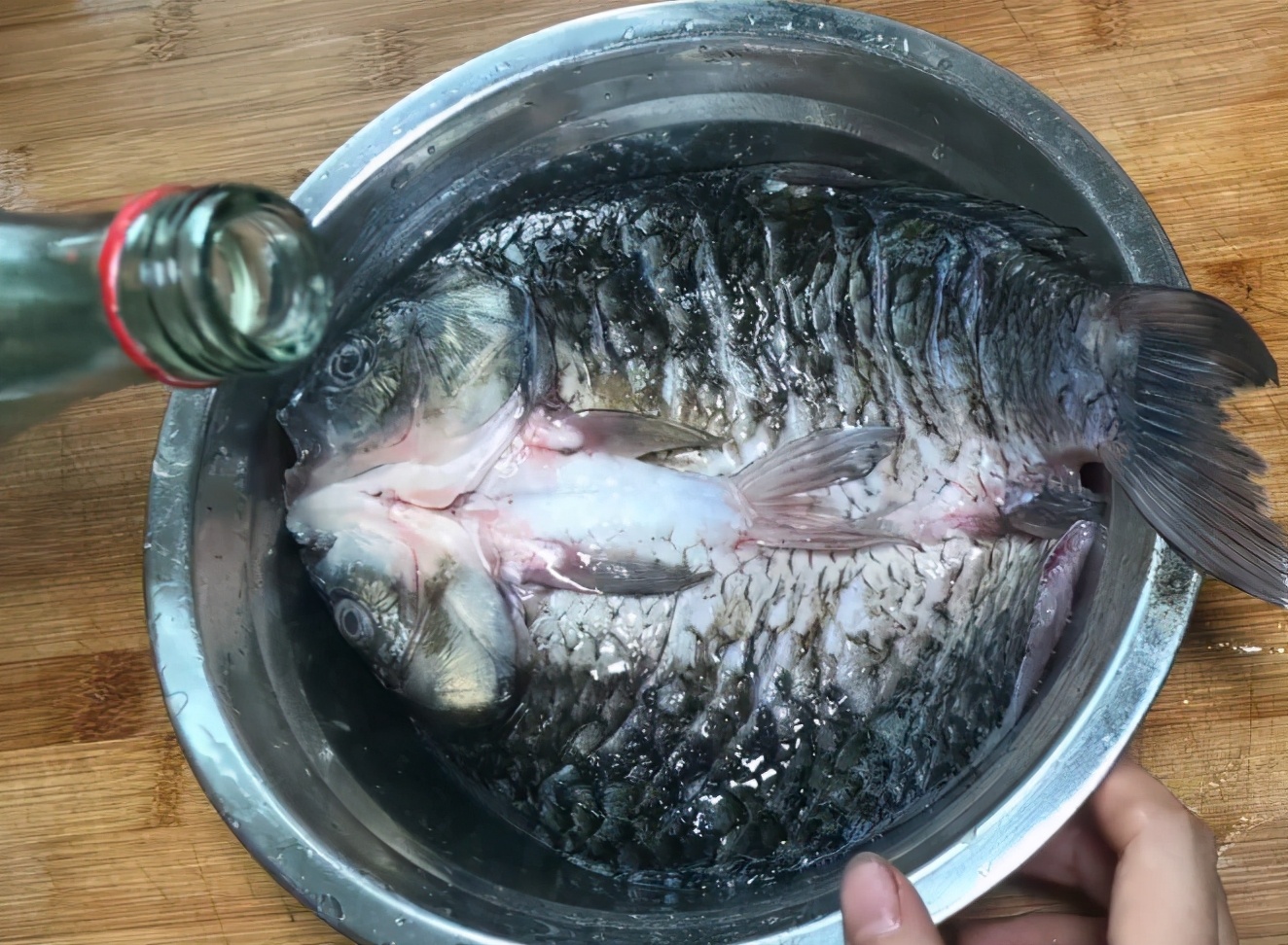 白醋和料酒炖鱼时哪个能去腥,炖鱼时只放料酒不放啤酒能去腥吗