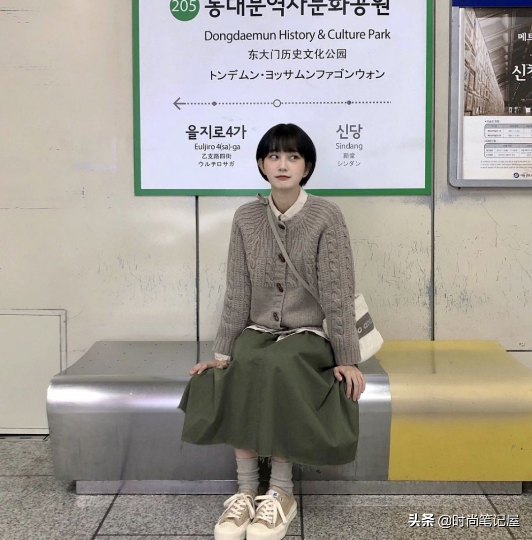 爆款撞色慵懒风毛衣穿搭,毛衣衬衫外套长款慵懒风穿搭