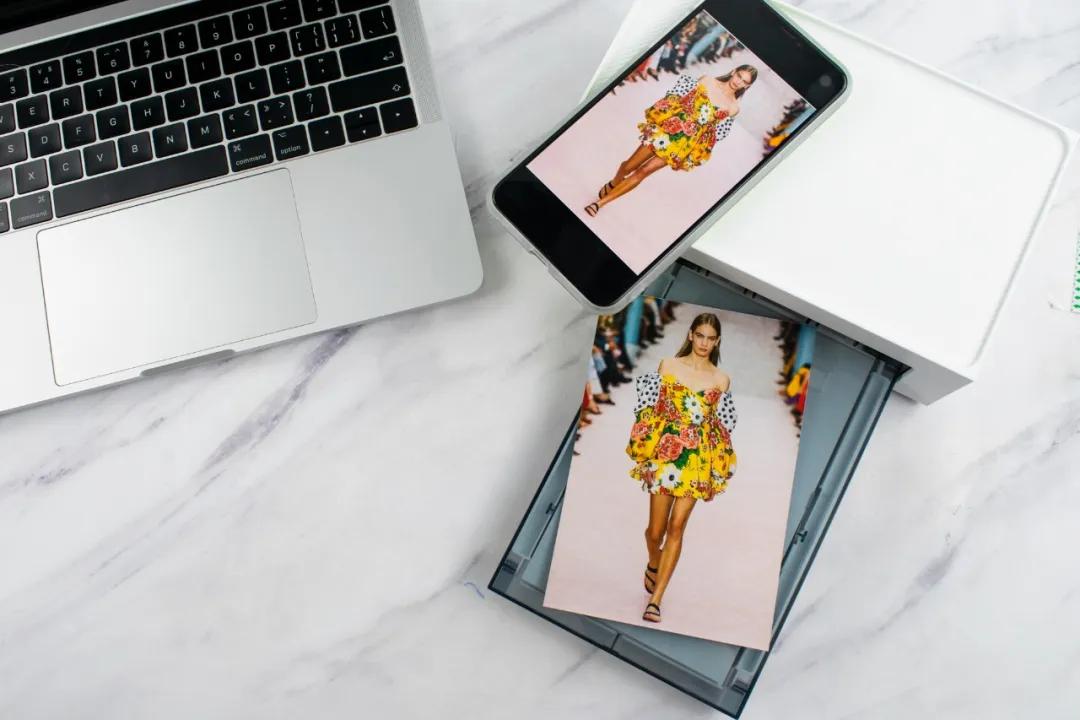 我突袭了同事的包包和办公桌,竟然扒出了这么多秘密