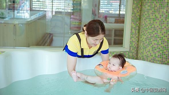 宝宝歪头怎样牵拉纠正,婴儿歪头平躺可以纠正吗