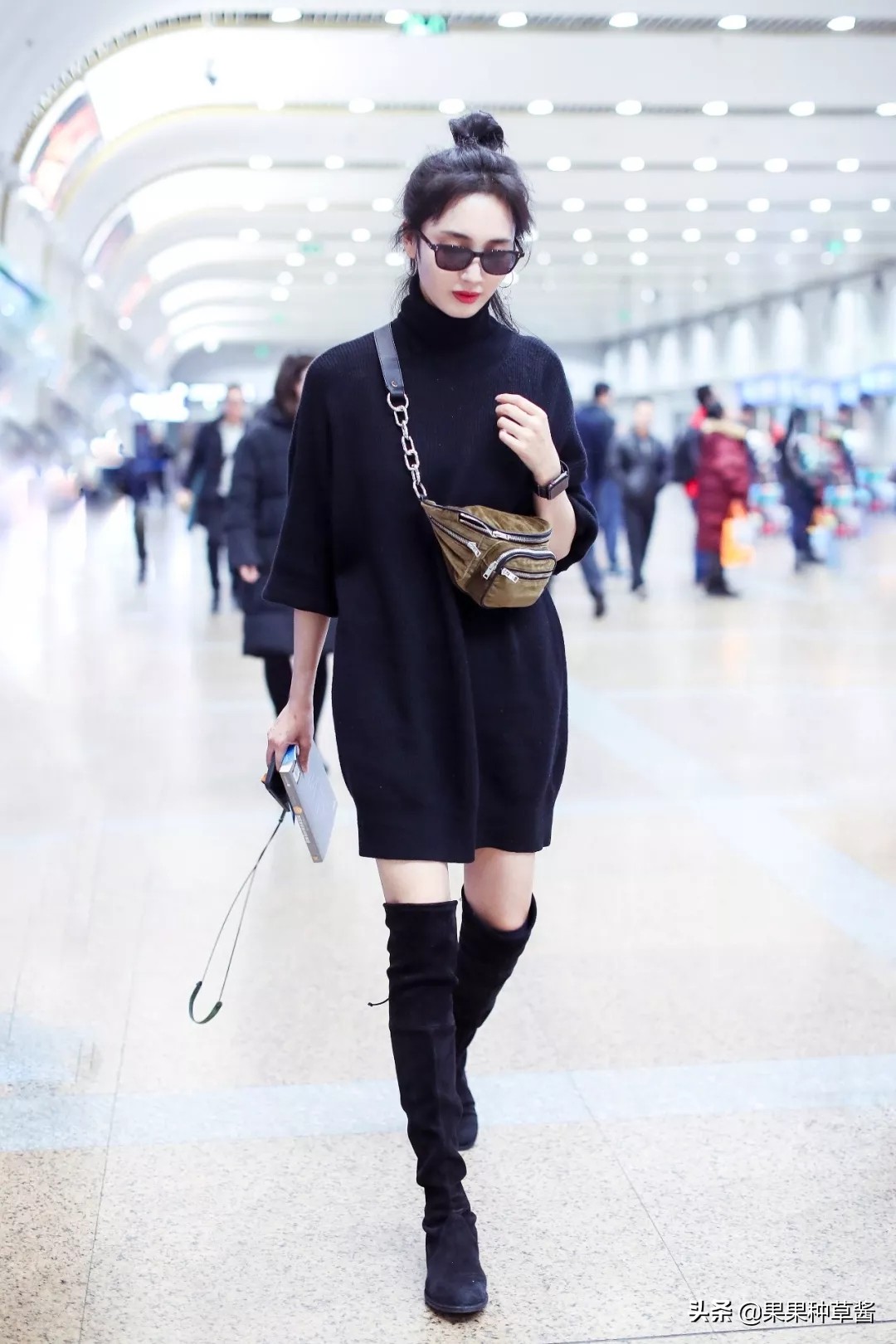 杨幂黑色字母袜王牌对王牌,杨幂格子衫高筒靴秀逆天长腿
