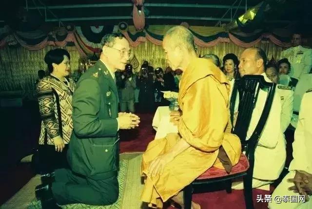 这名一生捐款60亿的高僧走了，曾救人无数，泰王也向他下跪……