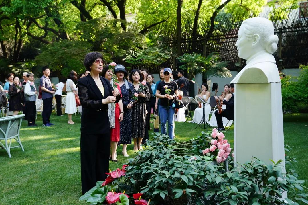 龚雪60多岁状态,68岁龚雪80岁达式常近照曝光