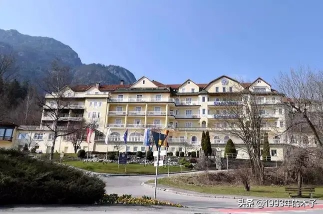 异装、纳妾、给宠物狗册封空军元帅，泰国国王究竟有多荒唐？