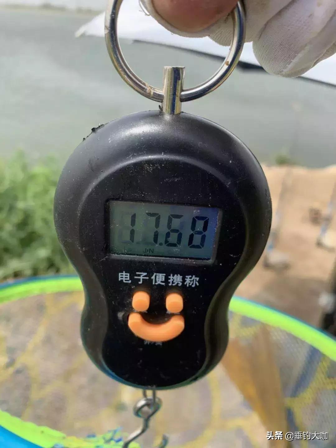 在家没事制作钓鱼浮漂,没事自己制作一根钓鱼竿