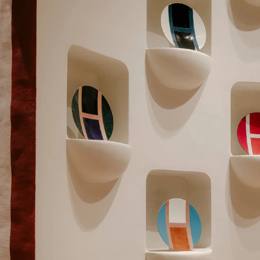 坐Hermès沙发，打GUCCI扑克…米兰设计周上还有什么好东西？