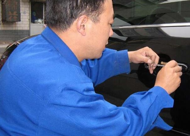 汽车钥匙锁车里别着急砸玻璃,车钥匙忘记车里了怎么把窗户打开