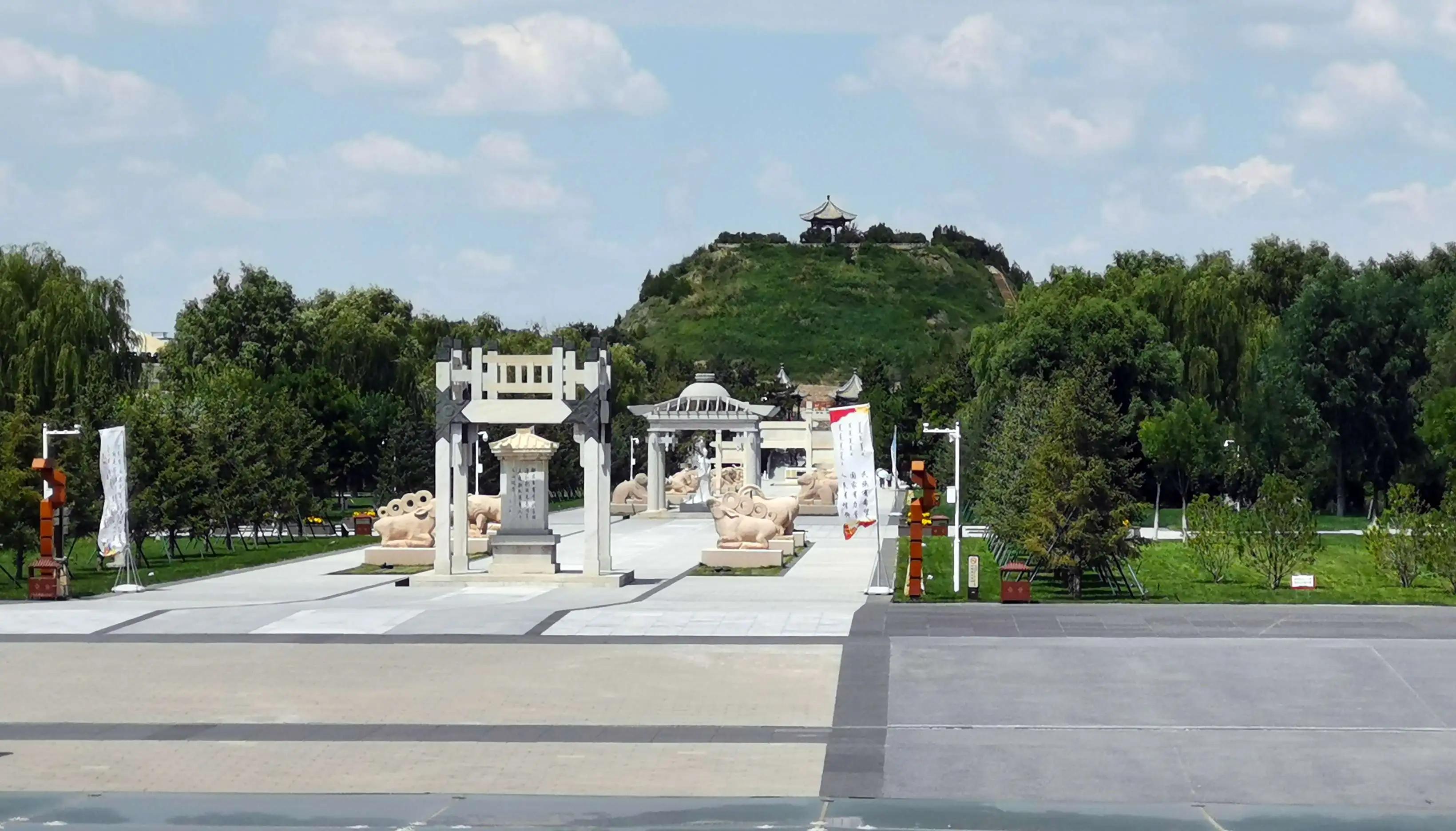 中国最大的汉墓之一~~《昭君墓》之王昭君