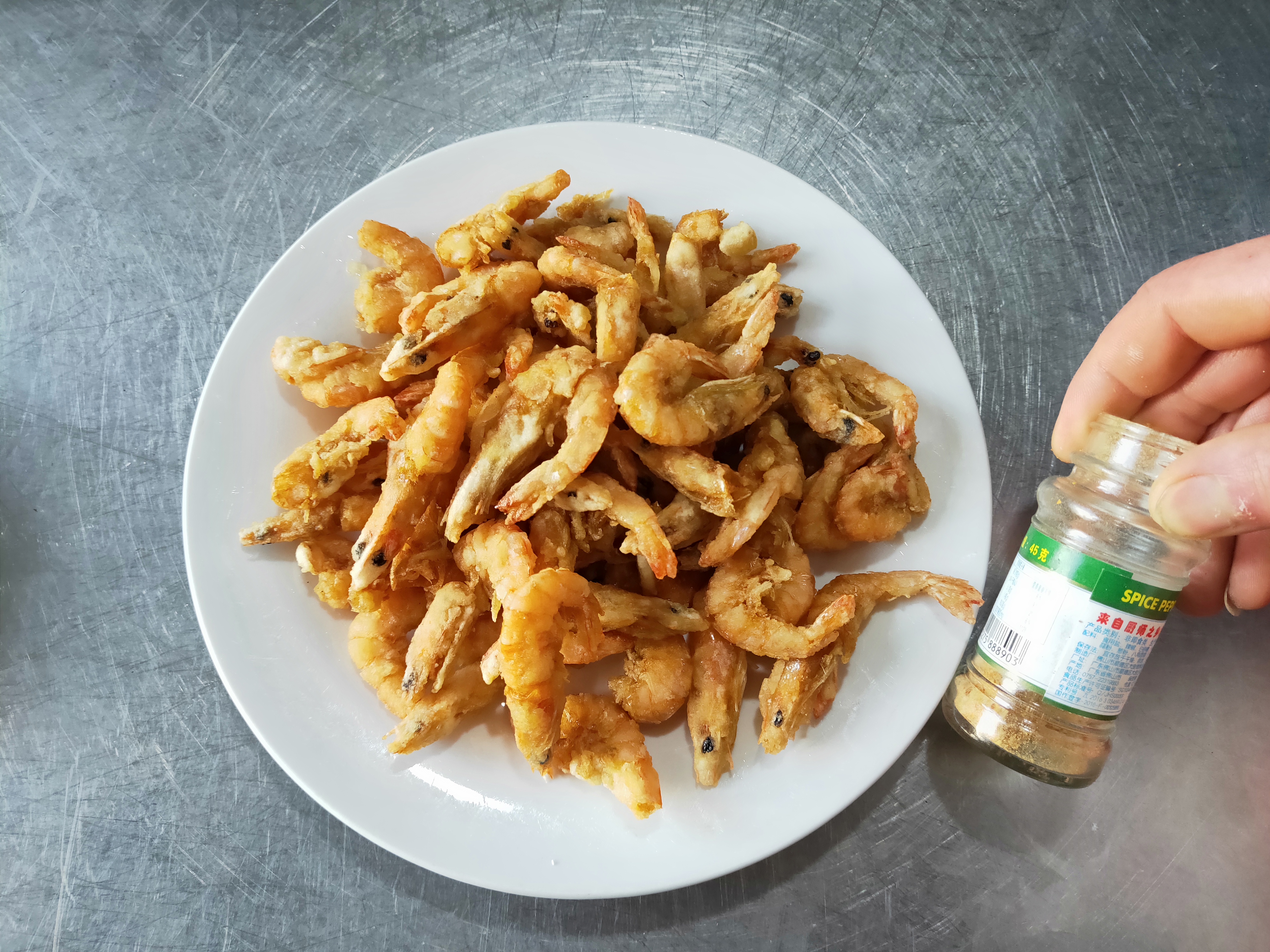 怎么炸小河虾才最好吃,饭店干炸小河虾的干炸鲜蘑怎么做