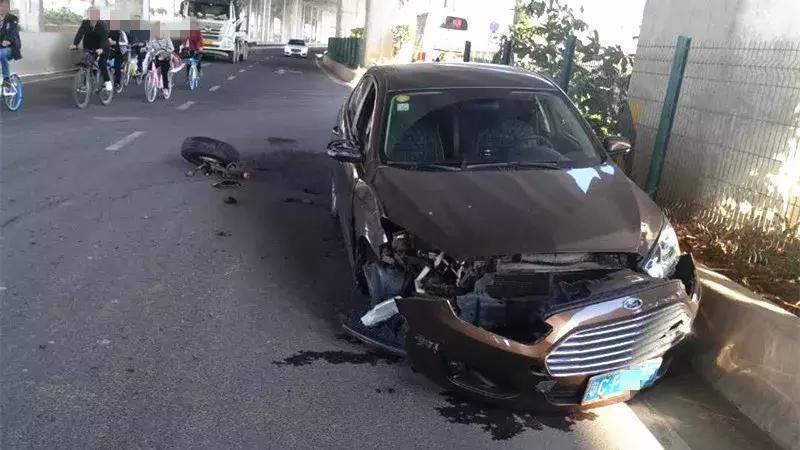 足球教练开福特去上课，竟猛撞标致四脚朝天，司机两人竟都没事