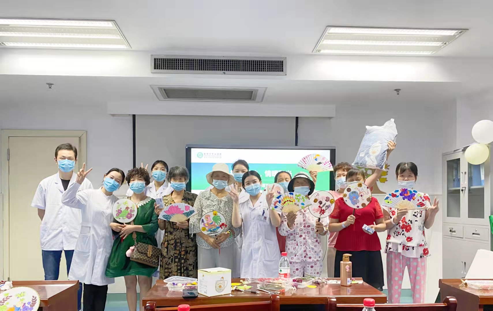 医务人员为群众办实事的简讯,为群众办实事医护工作者