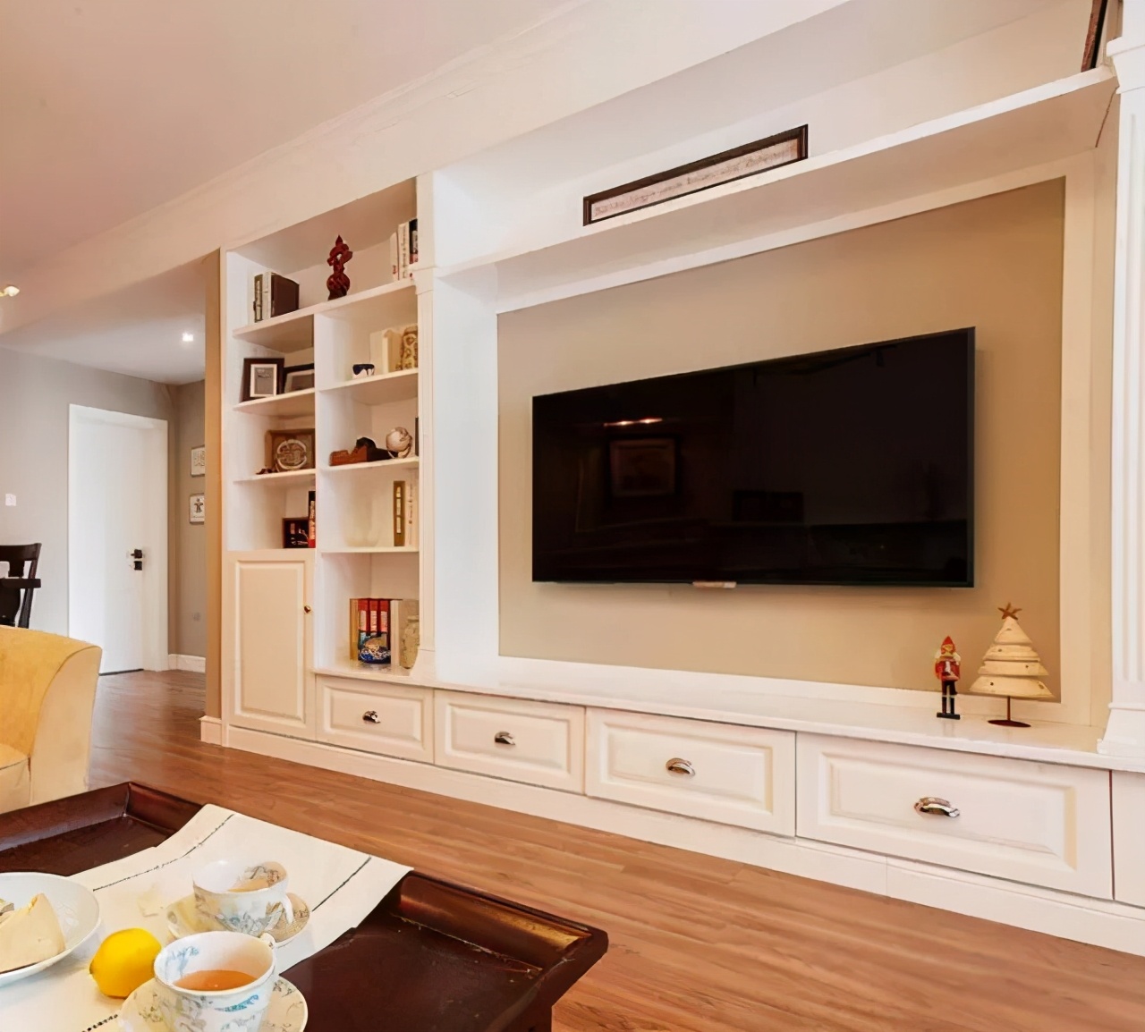 电视背景墙极简高级感收纳,小户型收纳型电视背景墙