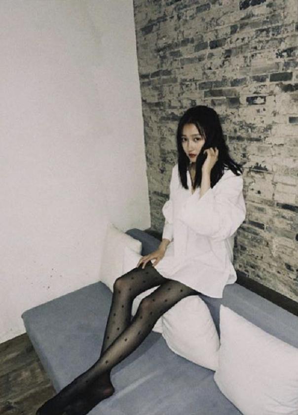 关晓彤黑色长裙造型鹿晗,关晓彤晒写真