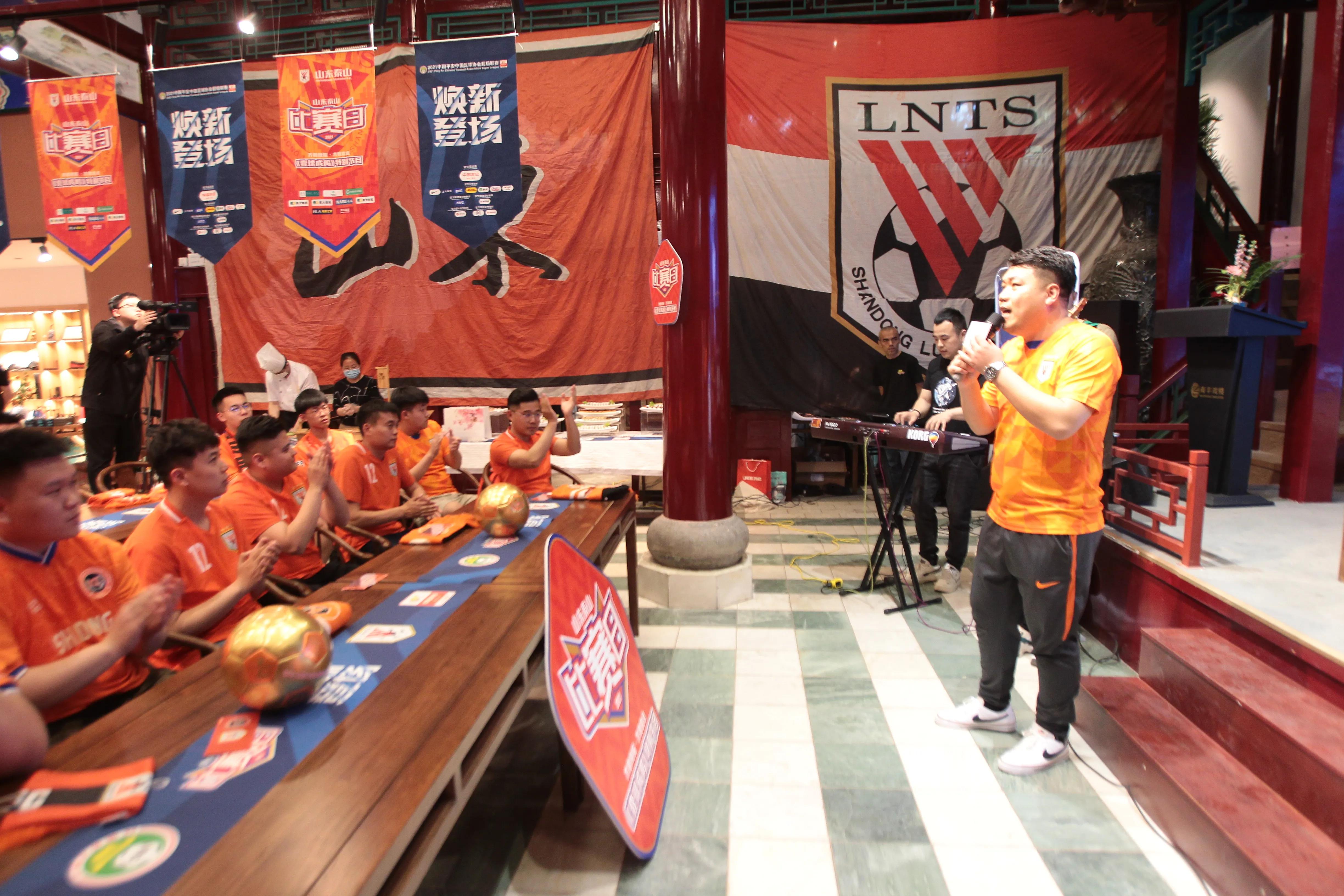 愿岁月可回首，且与足球共白头