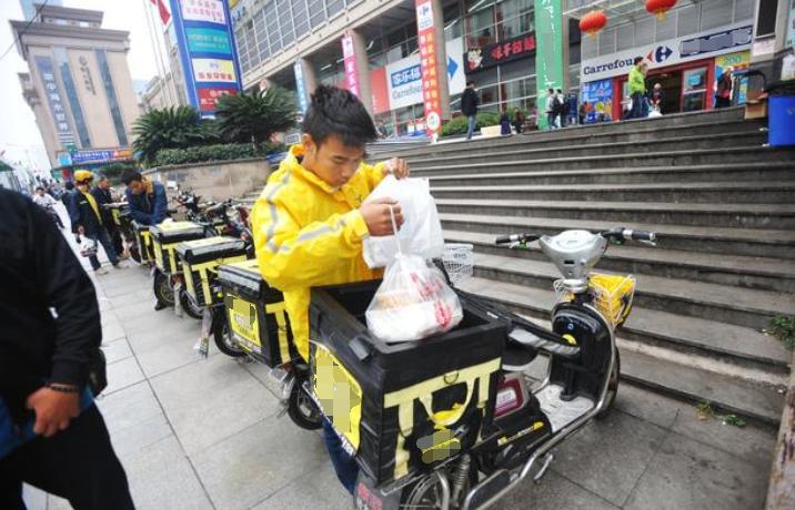 月薪8500被女朋友嫌弃穷怎么办,外卖小哥15000被4000女友嫌弃