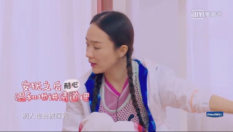 嗯哼摔倒完整版,嗯哼摔倒