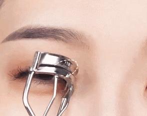 吴谨言迪丽热巴对比惨烈,热巴年纪更小却因这个bug显老10岁?