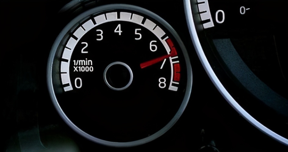 年检油门踩到底爆缸,猛踩一脚油门后发动机轰鸣