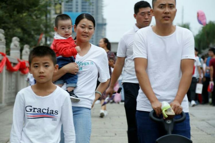 庆国庆出门扫街拍照，专门拍摄娃娃照片，展示洛阳休闲生活