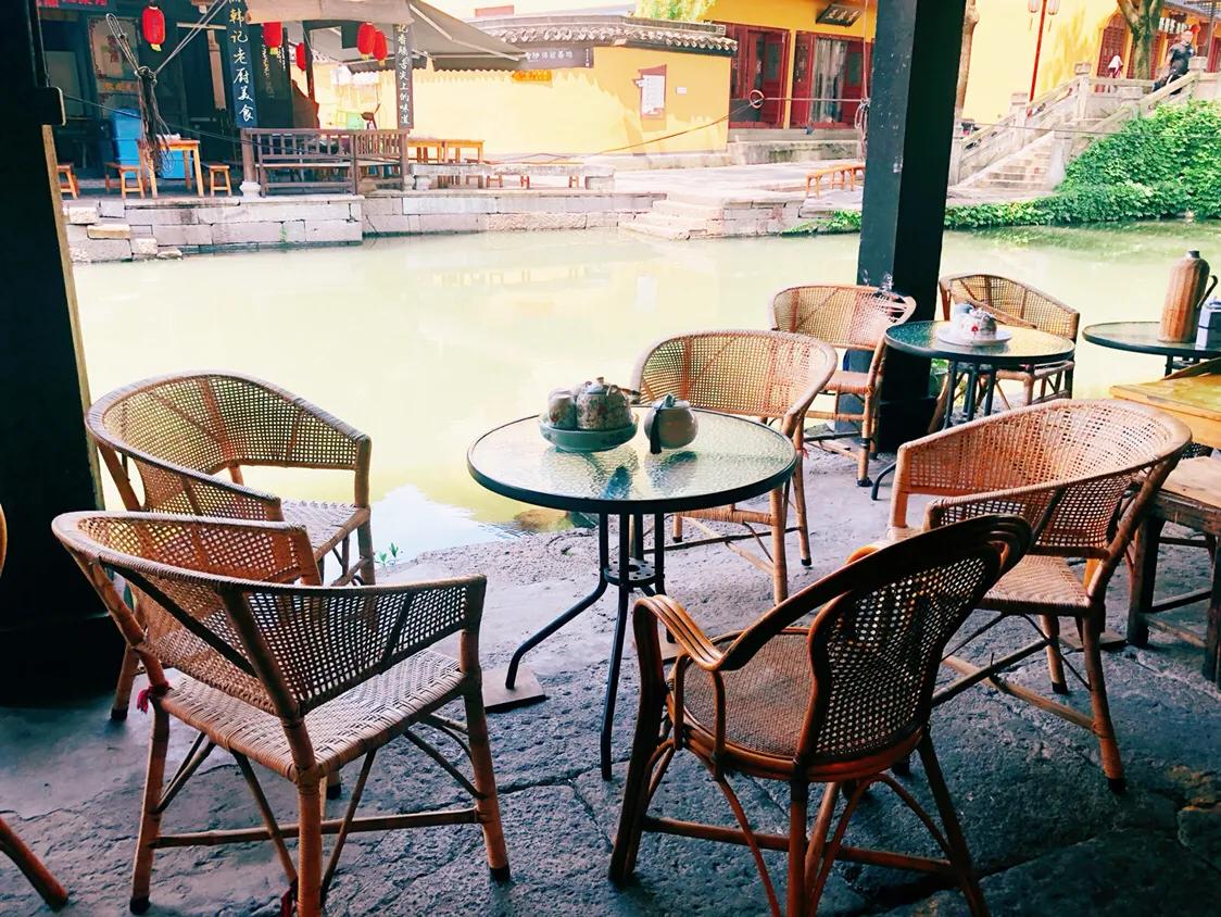 听戏享受这悠闲时光,听戏喝酒自在逍遥