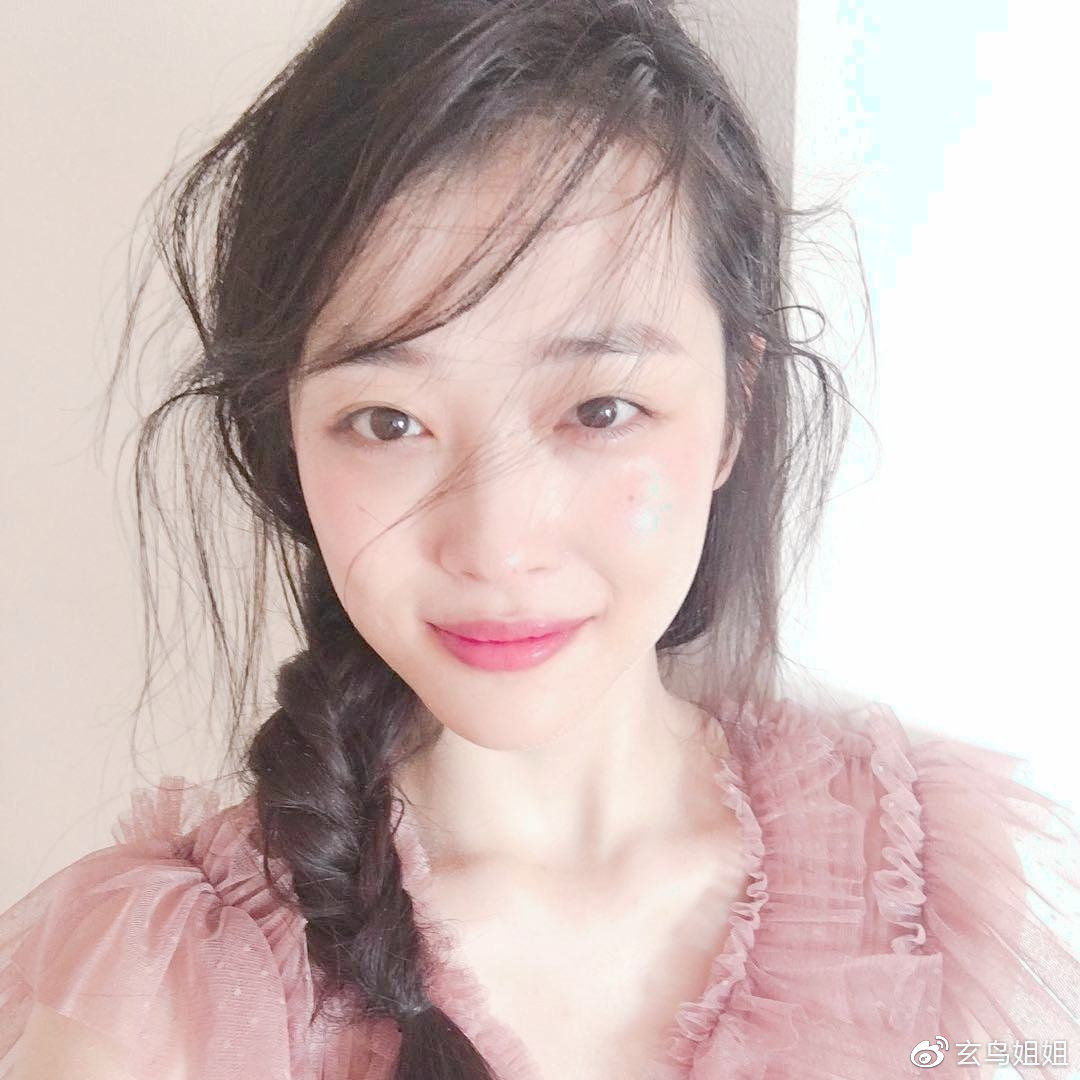 韩国女星雪莉自杀身亡，生前被黑原因如下