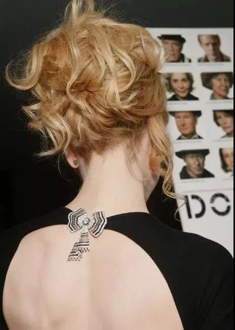 不佩戴金银珠宝,不佩戴贵重首饰