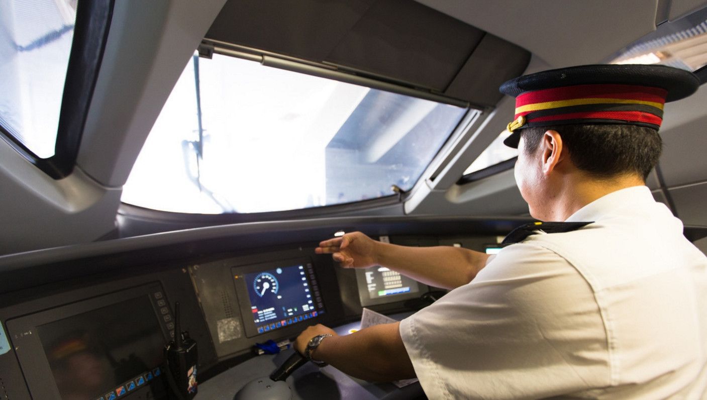 高铁司机踏板,高铁司机为啥每隔30秒踩一次踏板