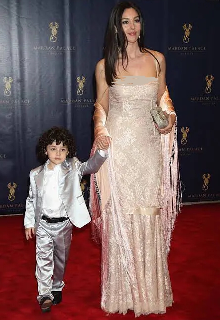 莫妮卡•贝鲁奇穿开叉裙,身材火辣不似55岁,10岁女儿颜值却被嘲