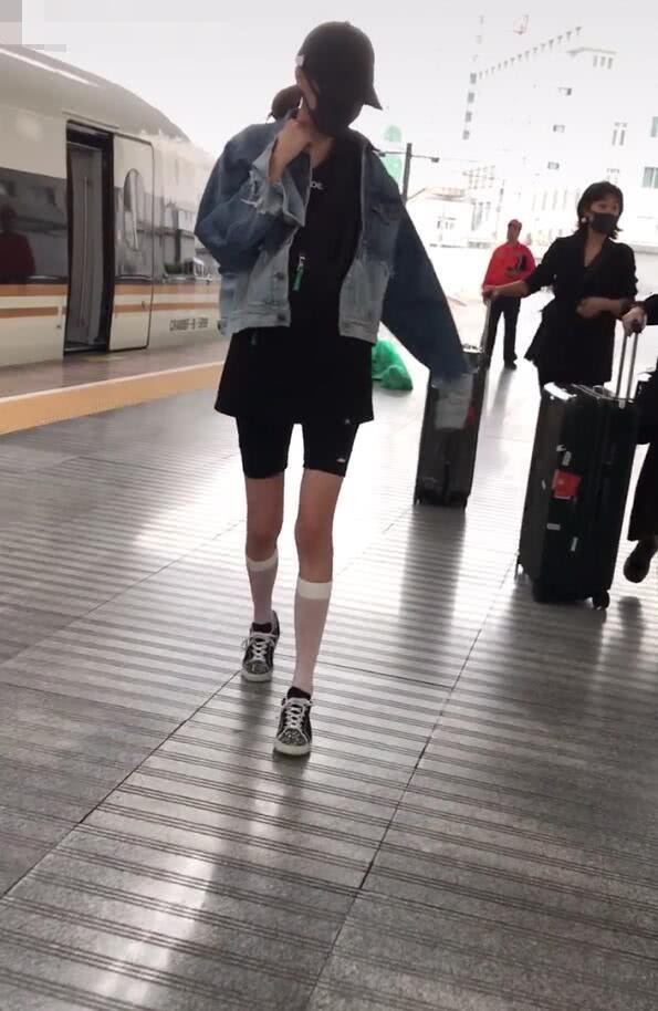 关晓彤反戴鸭舌帽,关晓彤戴着口罩