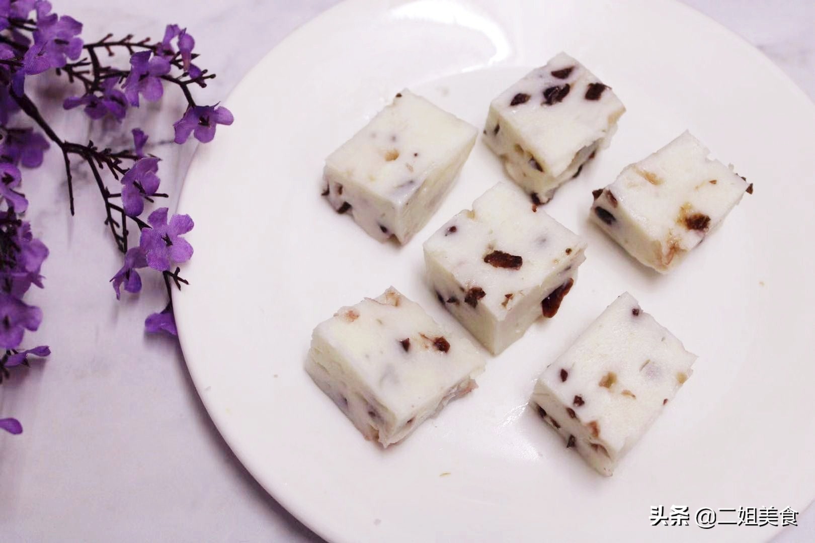 两袋牛奶倒进锅里,两袋牛奶放几勺白凉粉